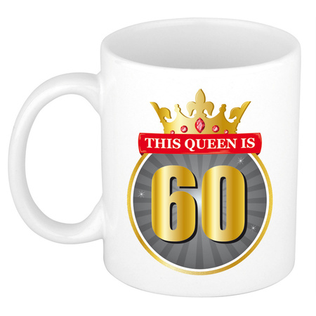 This queen is 60 roze verjaardag cadeau mok / beker wit 60 jaar