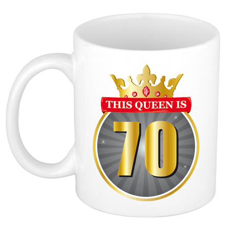 This queen is 70 roze verjaardag cadeau mok / beker wit 70 jaar